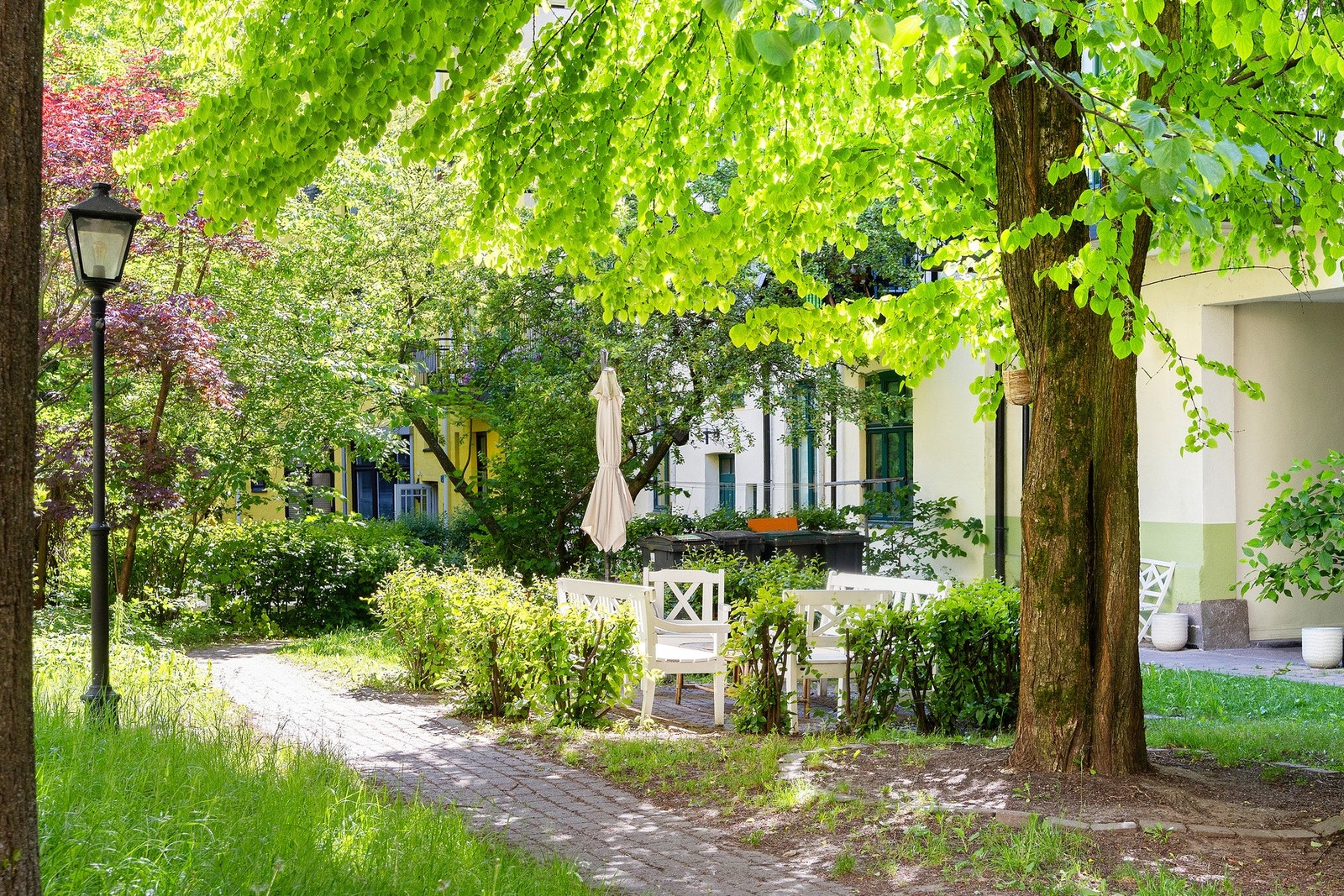 Oslobyfornyelse rehabiliterte bakgården i 1987. Gjerder ble fjernet og det ble åpnet opp mellom sameiene. Galleribilde