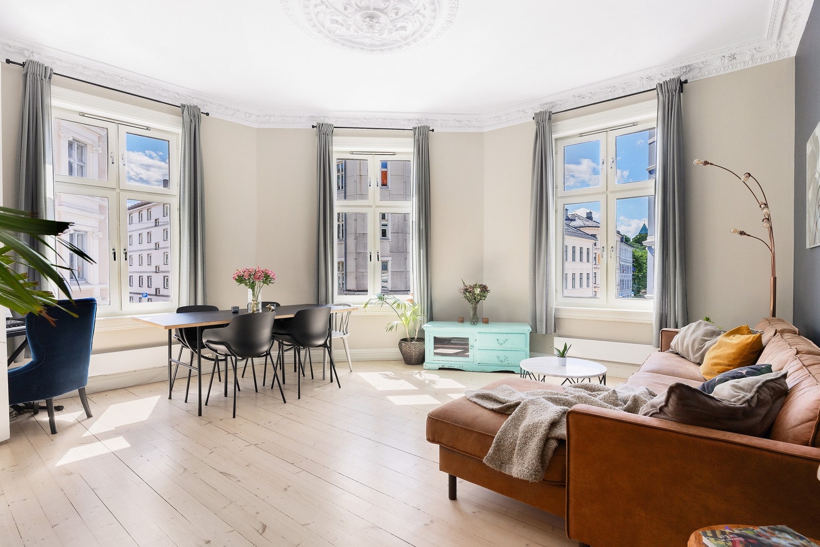 Lys og romslig stue med herskapelig preg - flotte originale detaljer som stukkatur, rosetter og store vindusflater som gir rikelig med dagslys Galleribilde