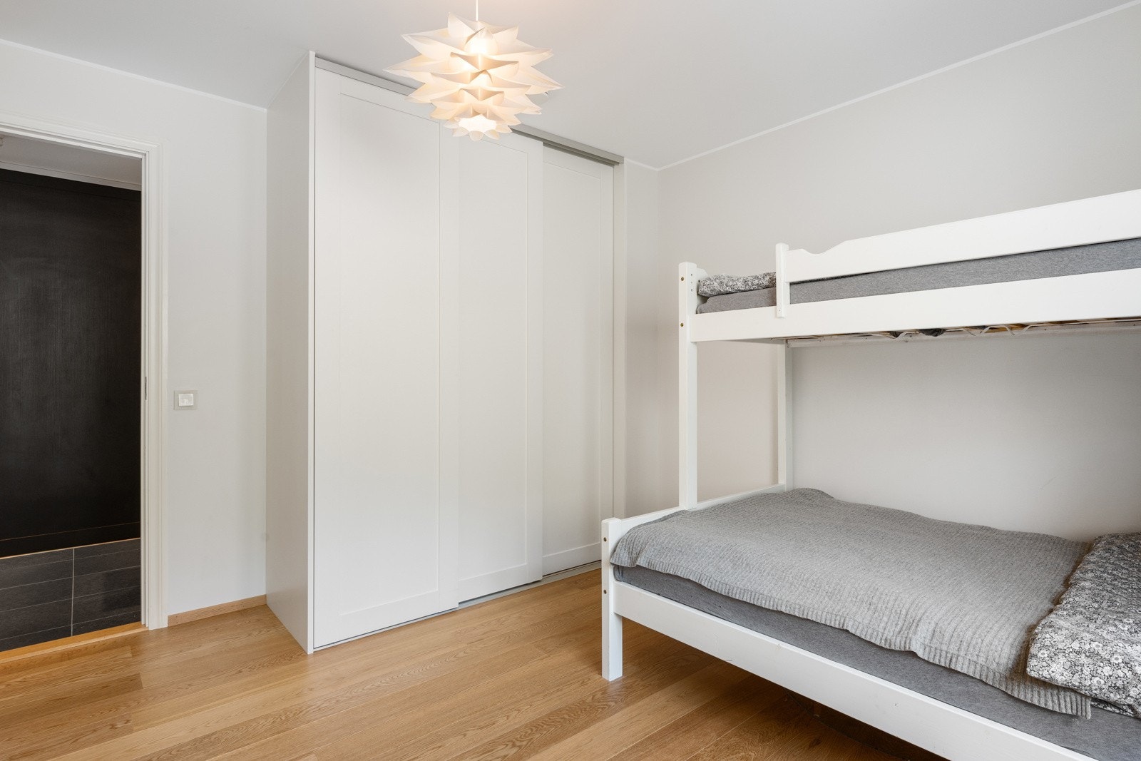 Også på gjesterommet er det en ordentlig garderobe. Galleribilde