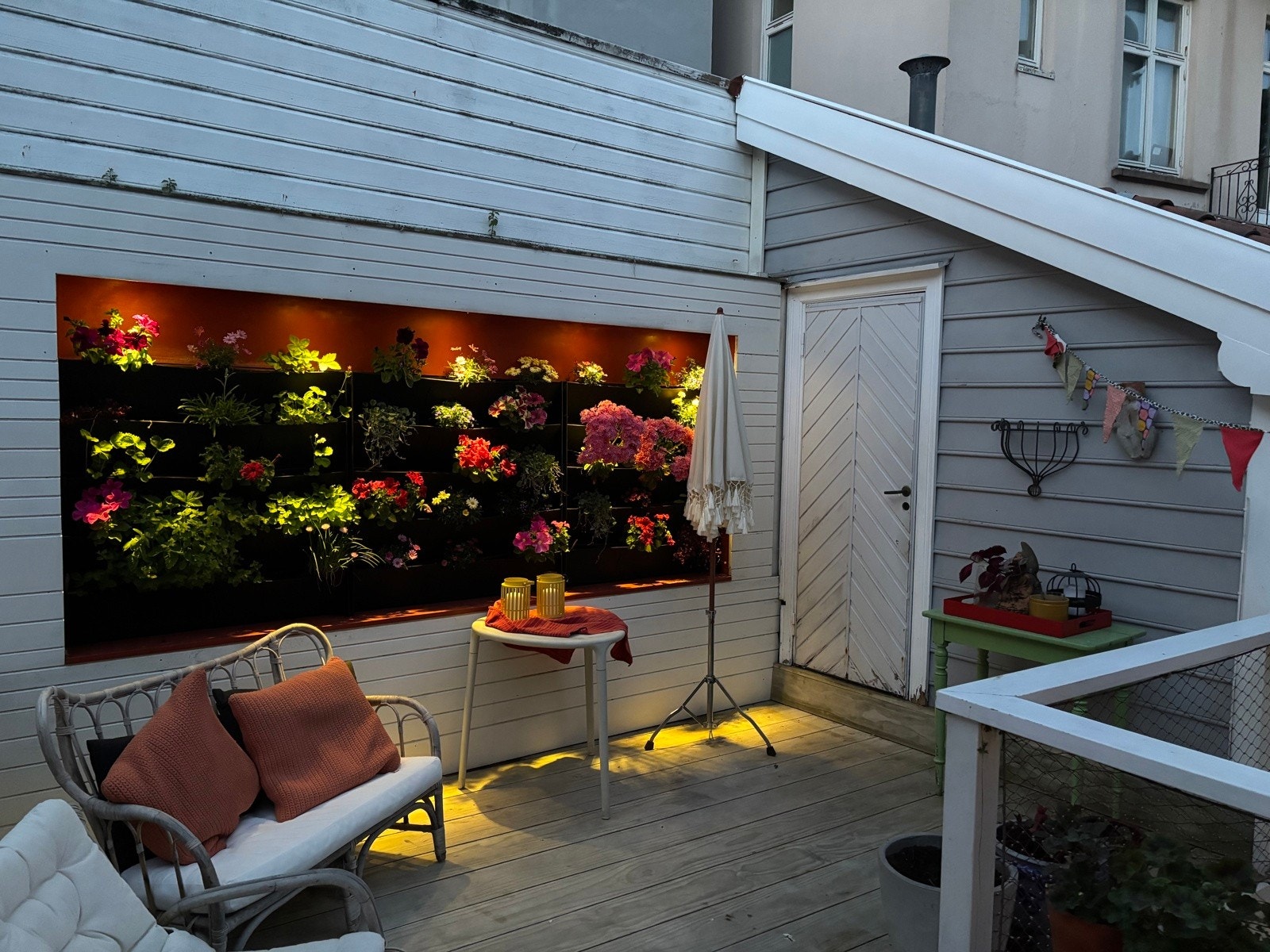 Også på kveldstid kan man nyte den selvvannende vertikalhagen. Her ser man den første av to utvendige boder Galleribilde