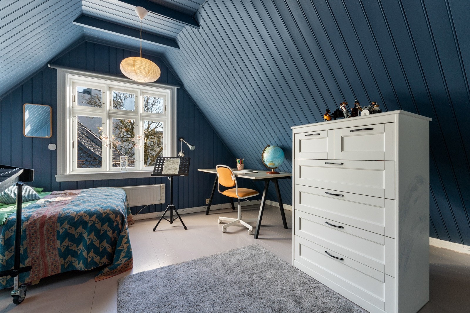 Fra soverommet har man utsikt mot den rolige gaten i forkant av huset Galleribilde