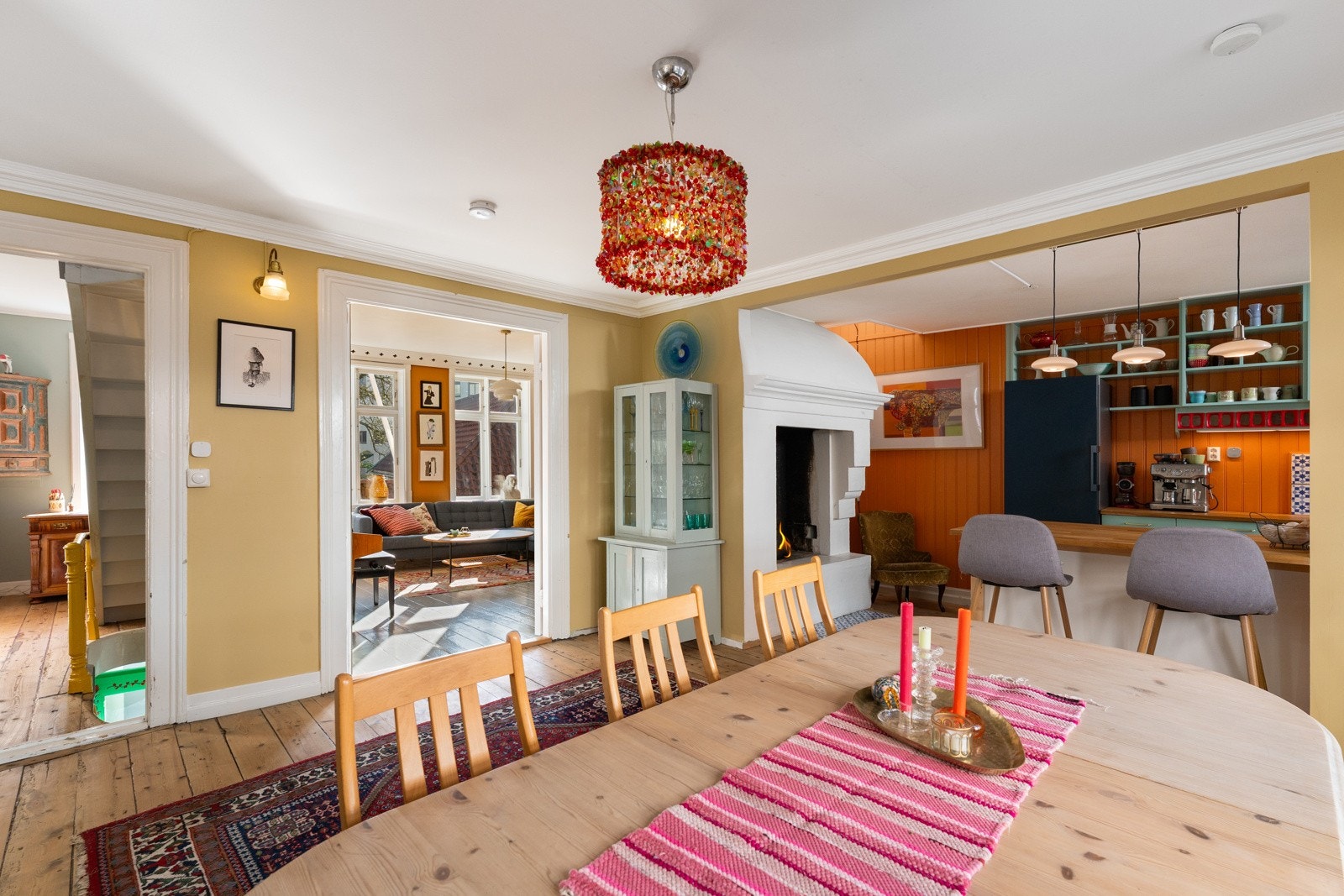 Videre kommer vi til spisestuen, hvor det henger gamle vegglamper som hører til huset og historien Galleribilde