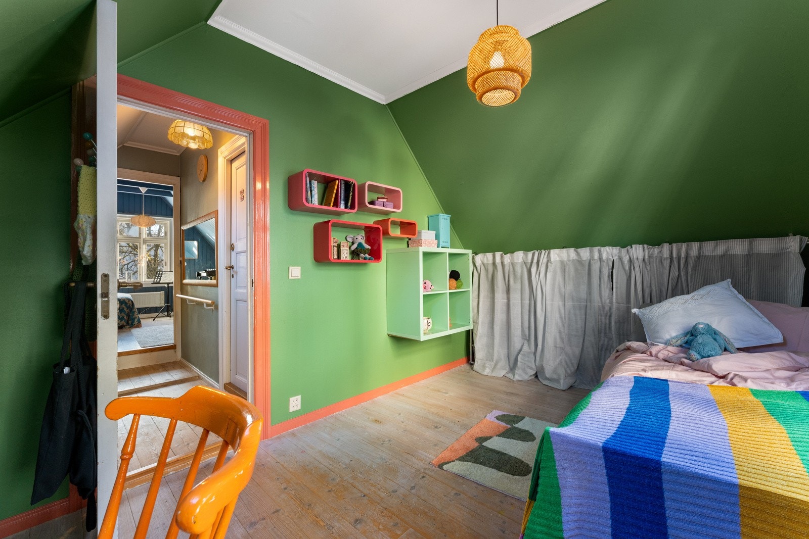 Soverom 2 oppe, har utsikt ned mot terrassen/bakgården Galleribilde