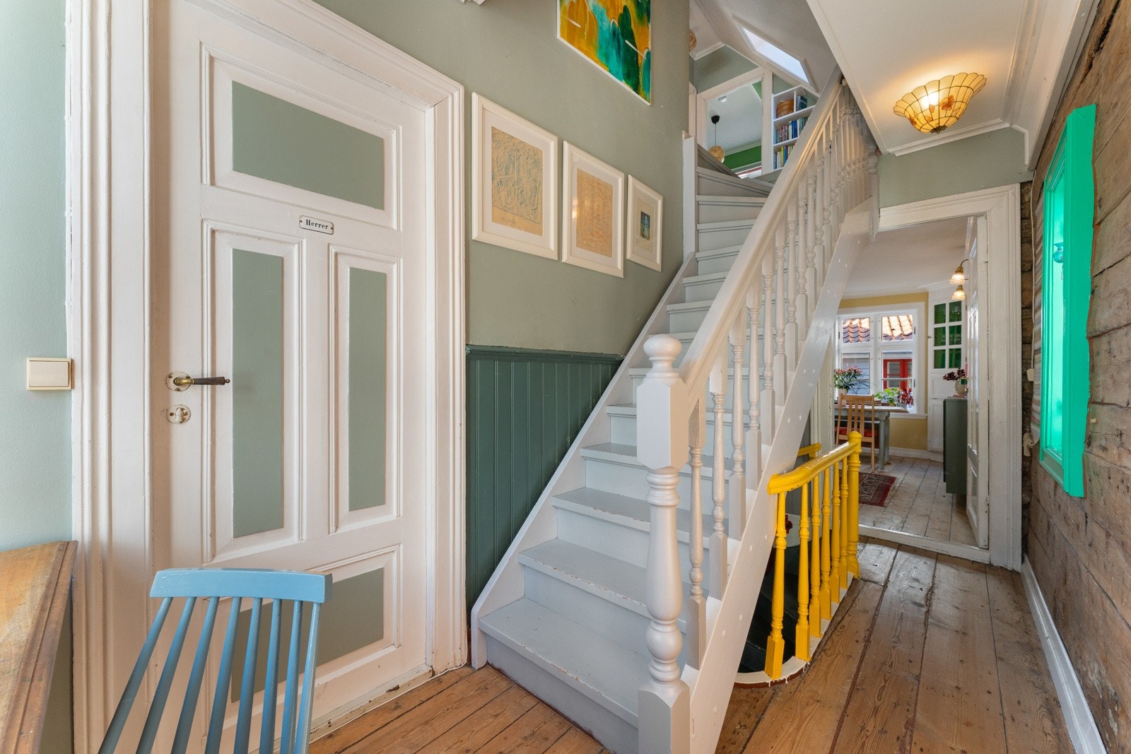 Dører, listverk, rekkverk og trapper er laget i forhistrisk stil Galleribilde