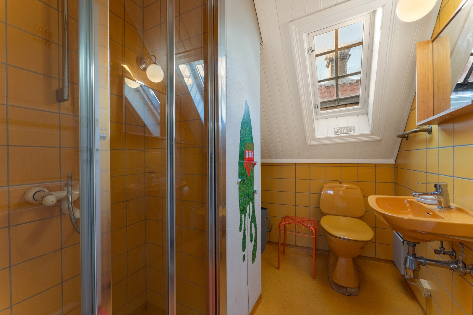 Her er det gjort mindre endringer siste årene, men badet er rehabilitert i 1989. Varmekabler i gulv Galleribilde