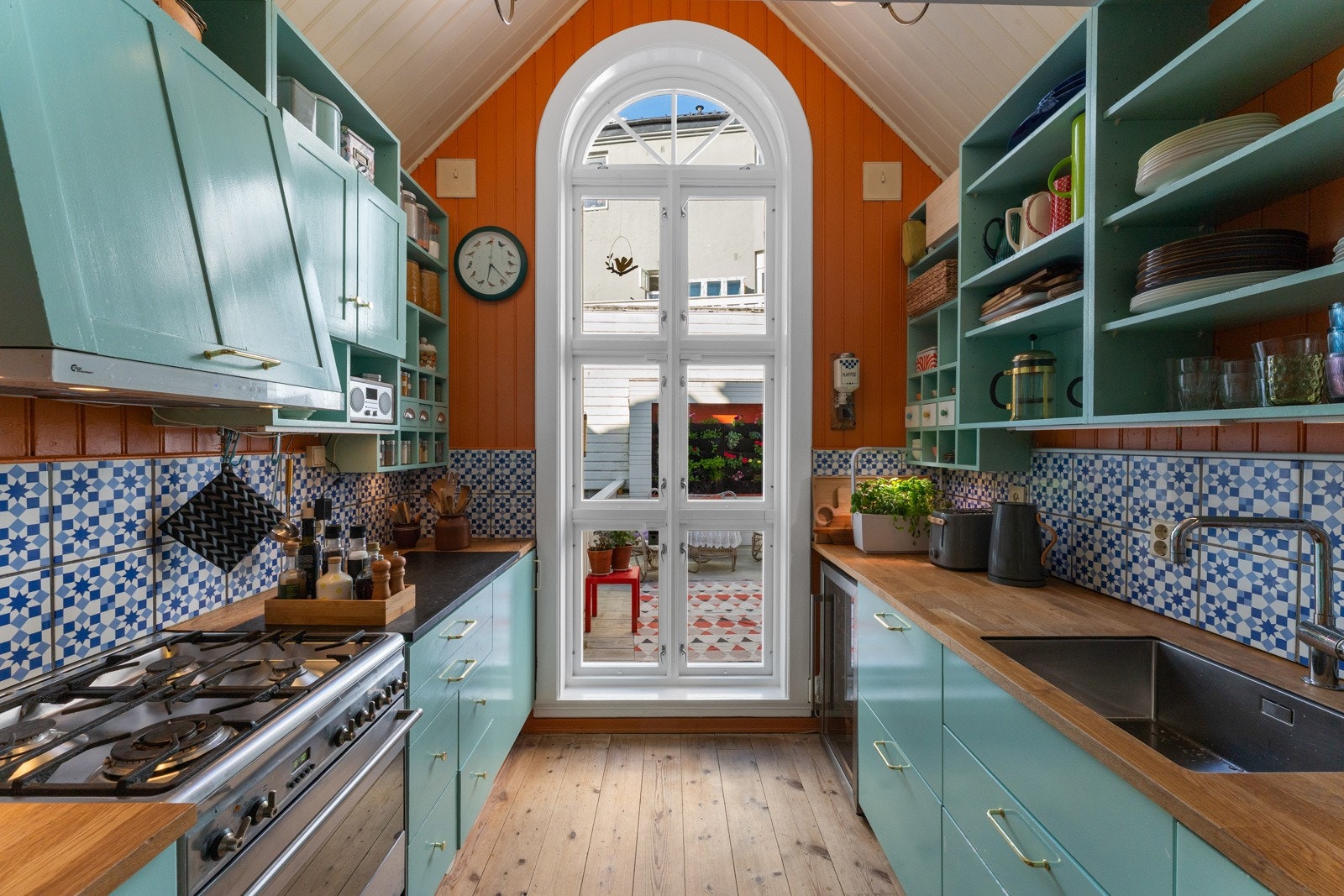 Kjøkkenet avsluttes med denne kombinasjonen av vindu og dør som tar deg ut til din private bakgård/terrasse Galleribilde