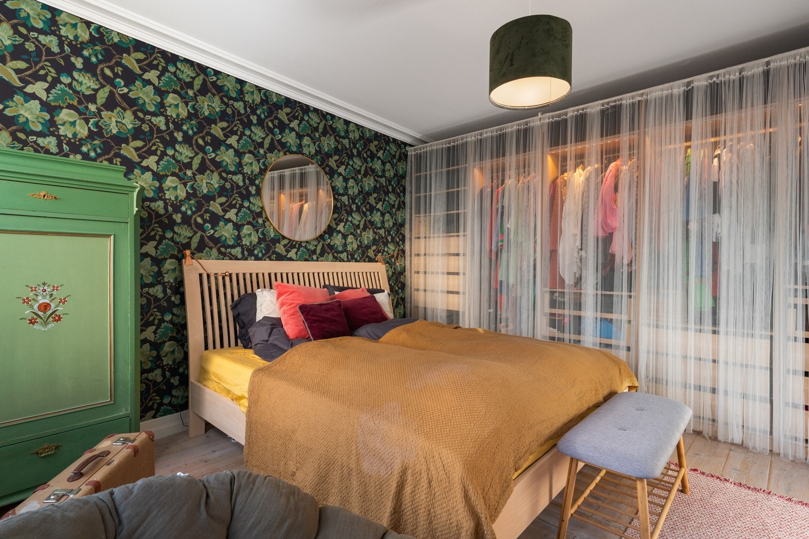 Stor garderobe og god plass til resterende av ønskelig inventar Galleribilde