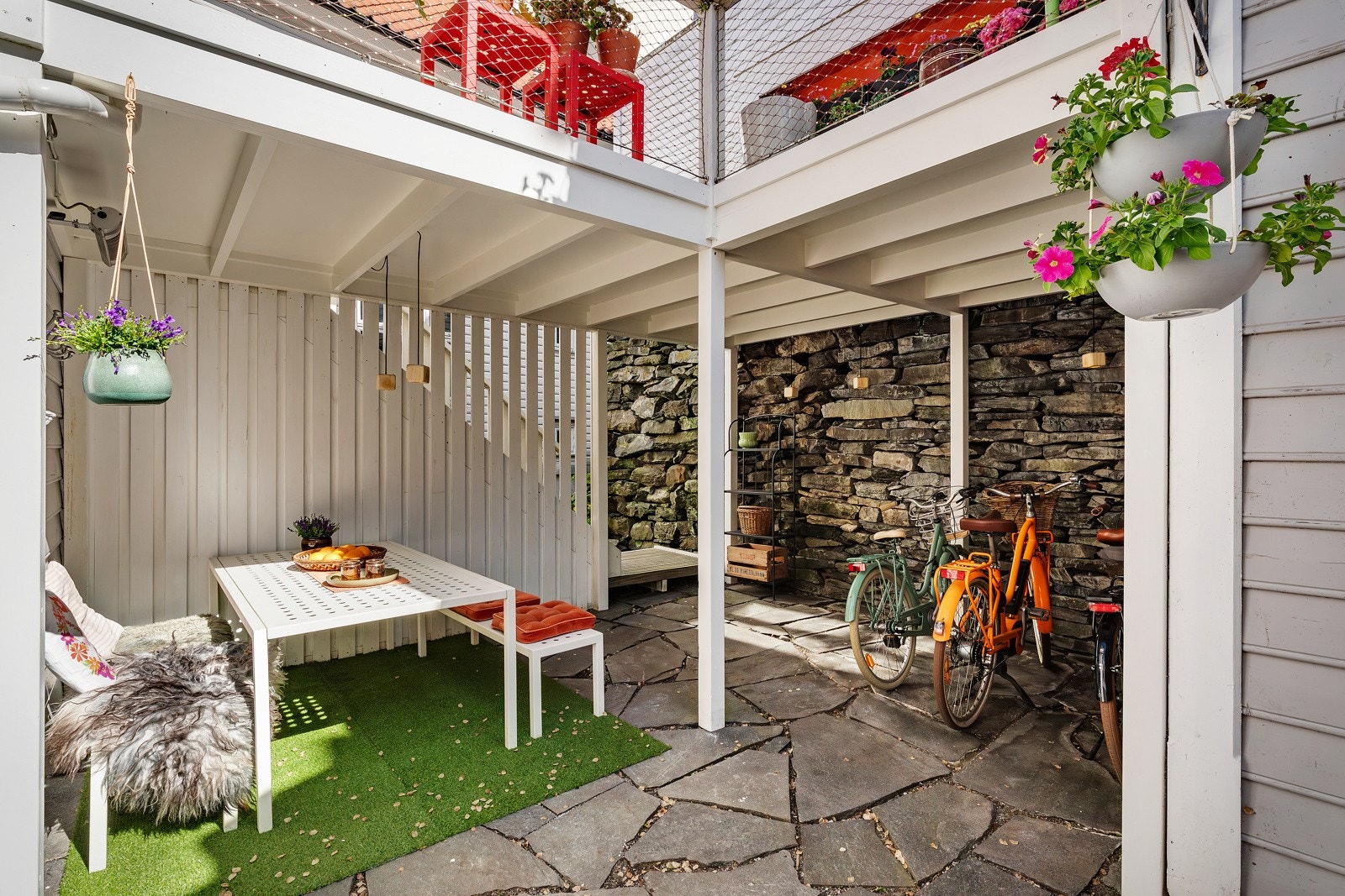 Hyggelig område under terrassen på oppsiden, her er det trapp ned bak veggen Galleribilde