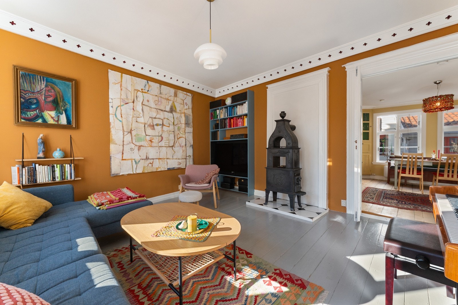 Originale tregulv, listverk og vegger er intakte, legg også merke til detaljene og utskjæringene i listverket i taket Galleribilde