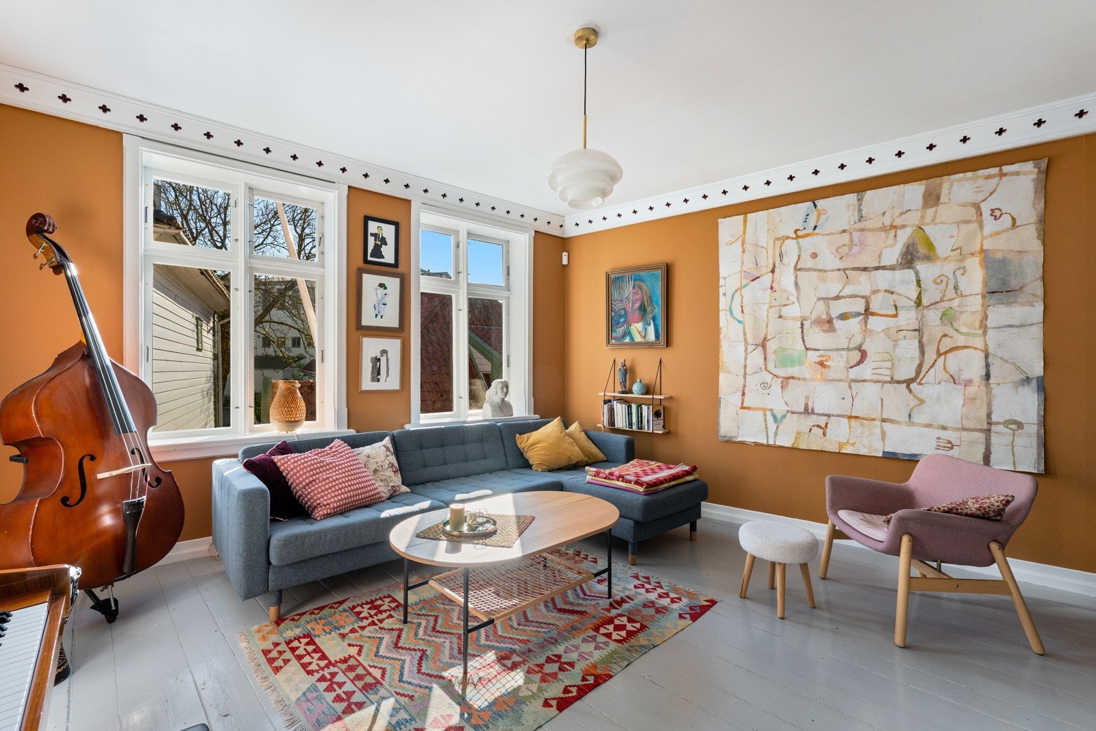 Vi starter omvisningen i stuen, som er husets kanskje mest unike rom Galleribilde