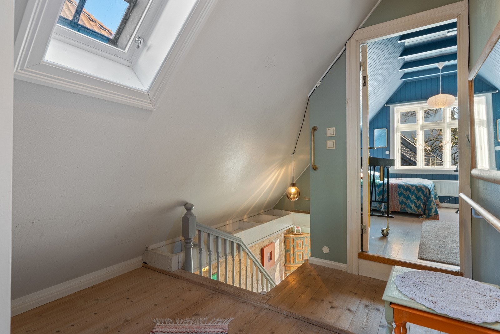 Man kommer opp trappen og 1 soverom i hver sin ende Galleribilde