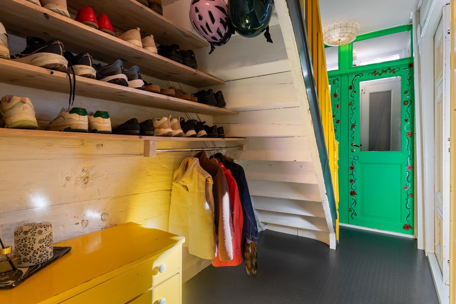 Omvisningen fortsetter ved inngangspartiet, og det første man møter når man trer inn i boligen Galleribilde