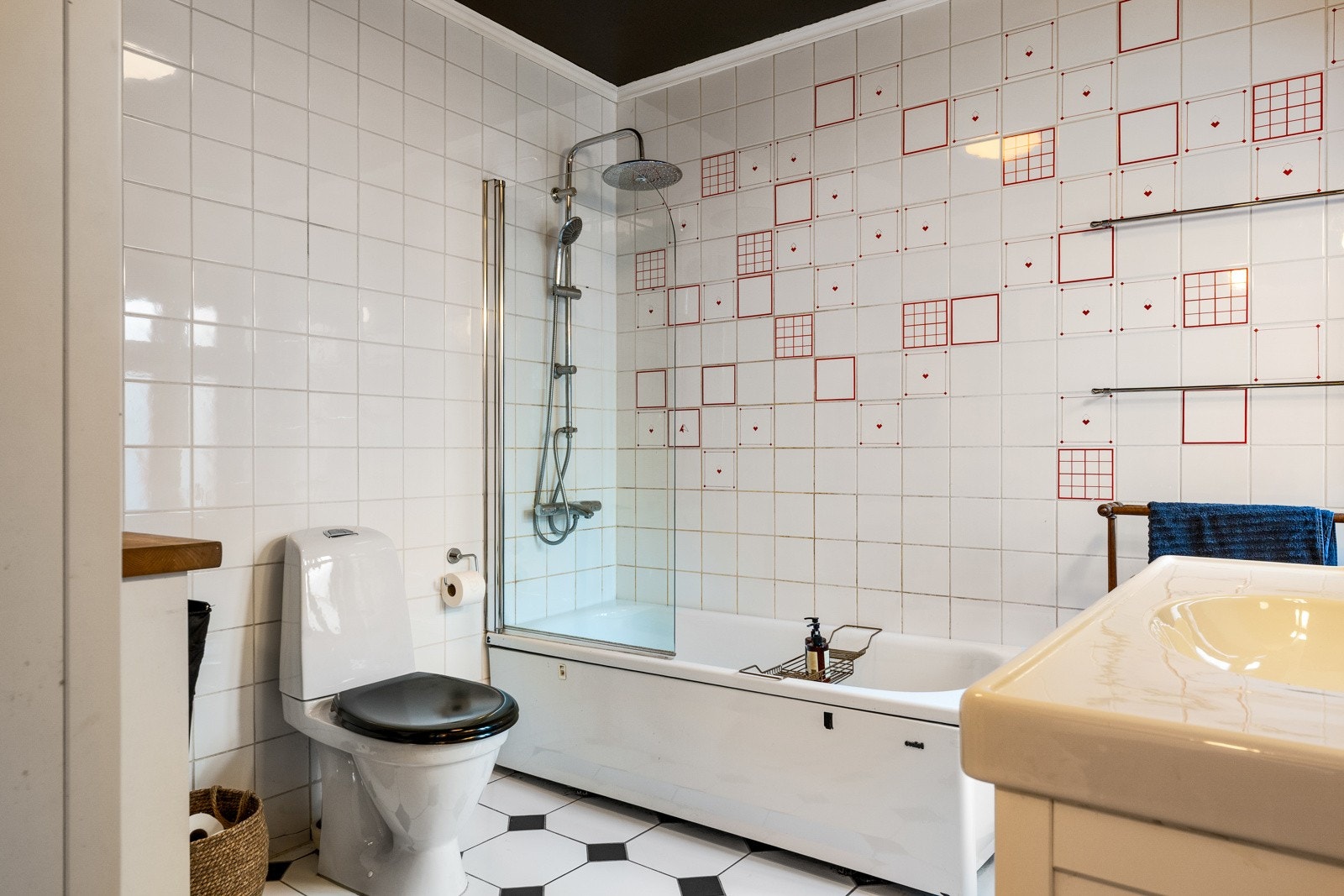 Badet i etasjen har varmekabler og er på ca. 6,5kvm Galleribilde