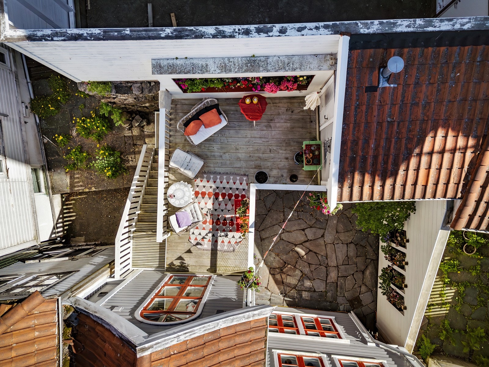 Fugleperspektiv av eiendommens uteareal Galleribilde