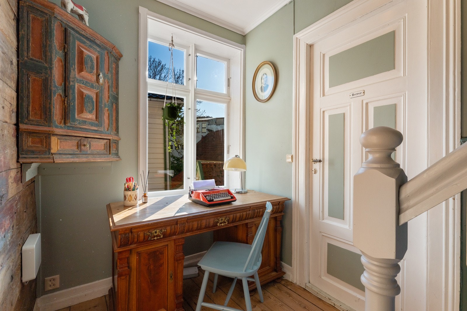 Har man hjemmekontor, kan man nyte utsikten mot den bilfrie gaten ved inngangspartiet Galleribilde