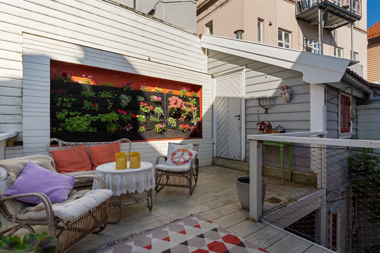 Flere prestisjetunge publikasjoner som "Bonytt", "Gamle hus og hager (forsiden her), "Bergens arkitekturen 1660-1850" og "Små Hagar" har omtalt eiendommen Galleribilde