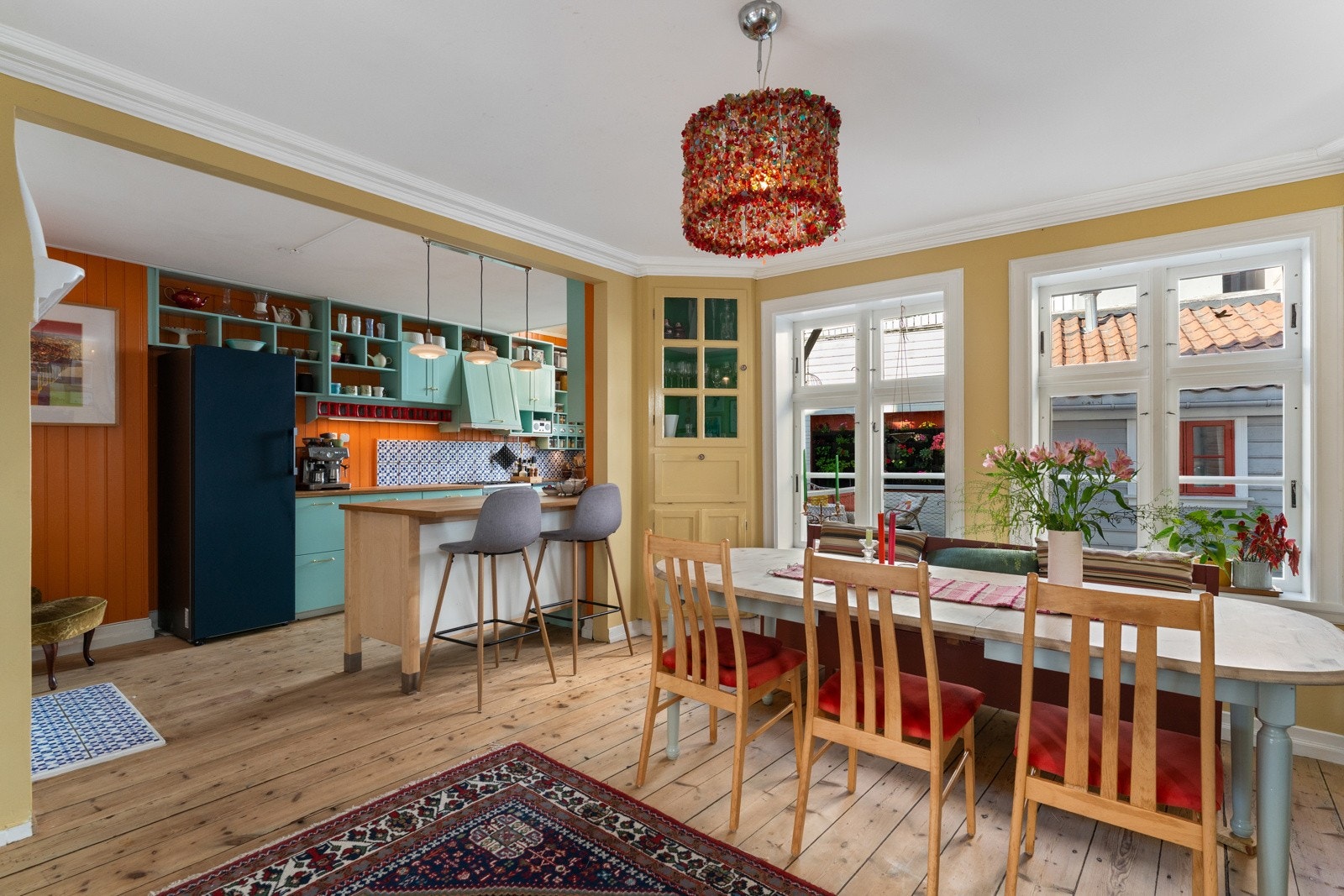 Fra spisestuen er det adkomst til kjøkkenet, og dette er noe man bare må oppleve Galleribilde