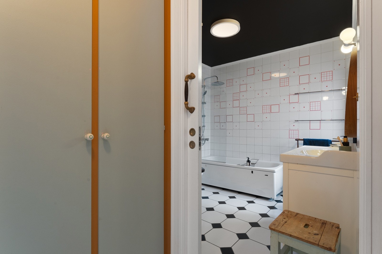 Mellom stuen og bad har man bod og innergang på nesten 5kvm Galleribilde