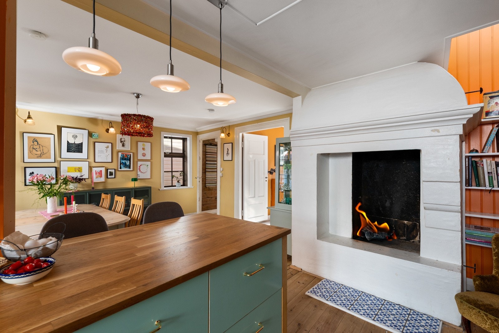 Mellom spisestue og kjøkken har man denne mektige peisen som binder rommene sammen. Denne ble også renovert i 1989 Galleribilde