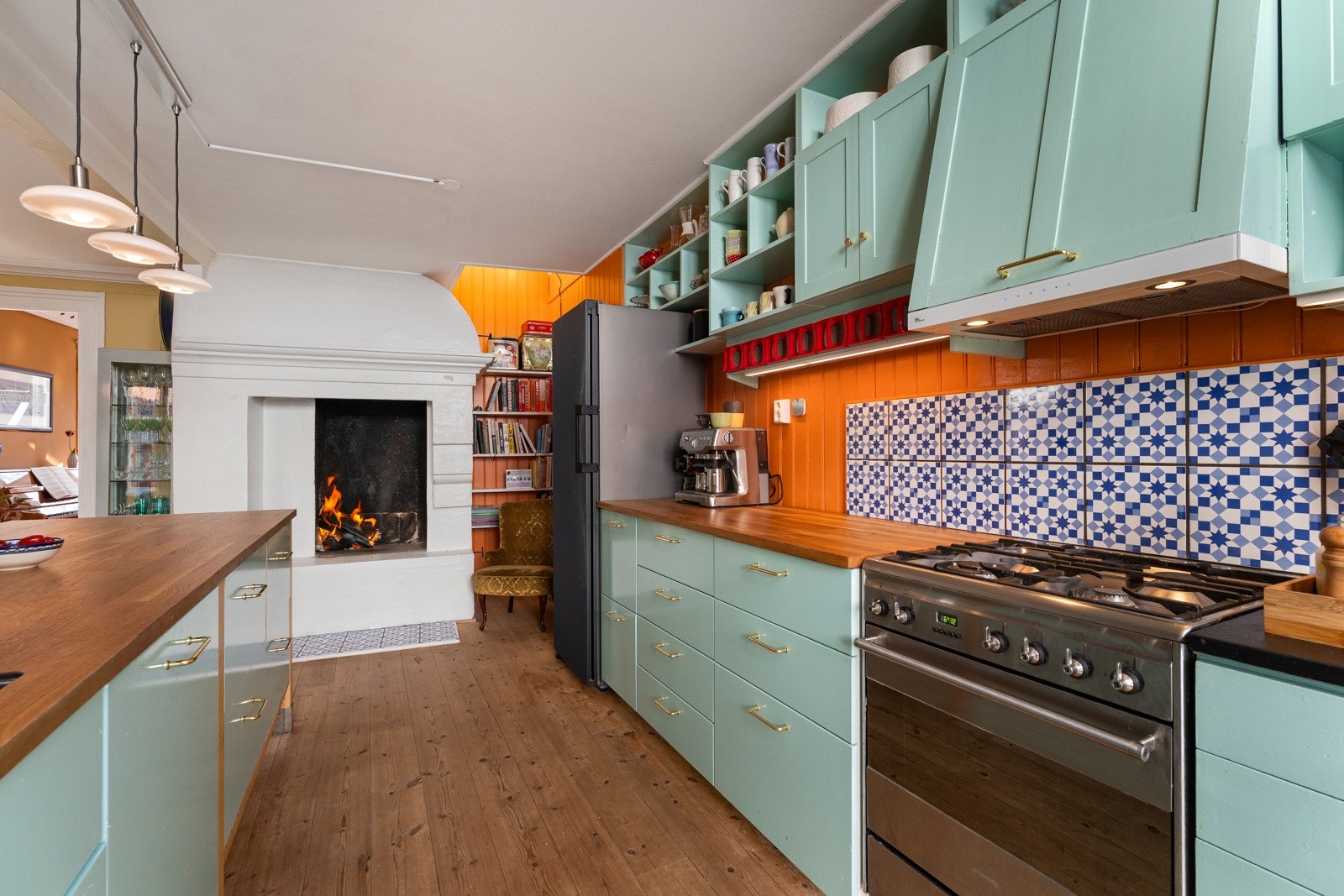 Kjøkkenet var en del av totalrenoveringen og det er behold så mye som mulig. Hvitevarene som medfølger er av nyere standard Galleribilde