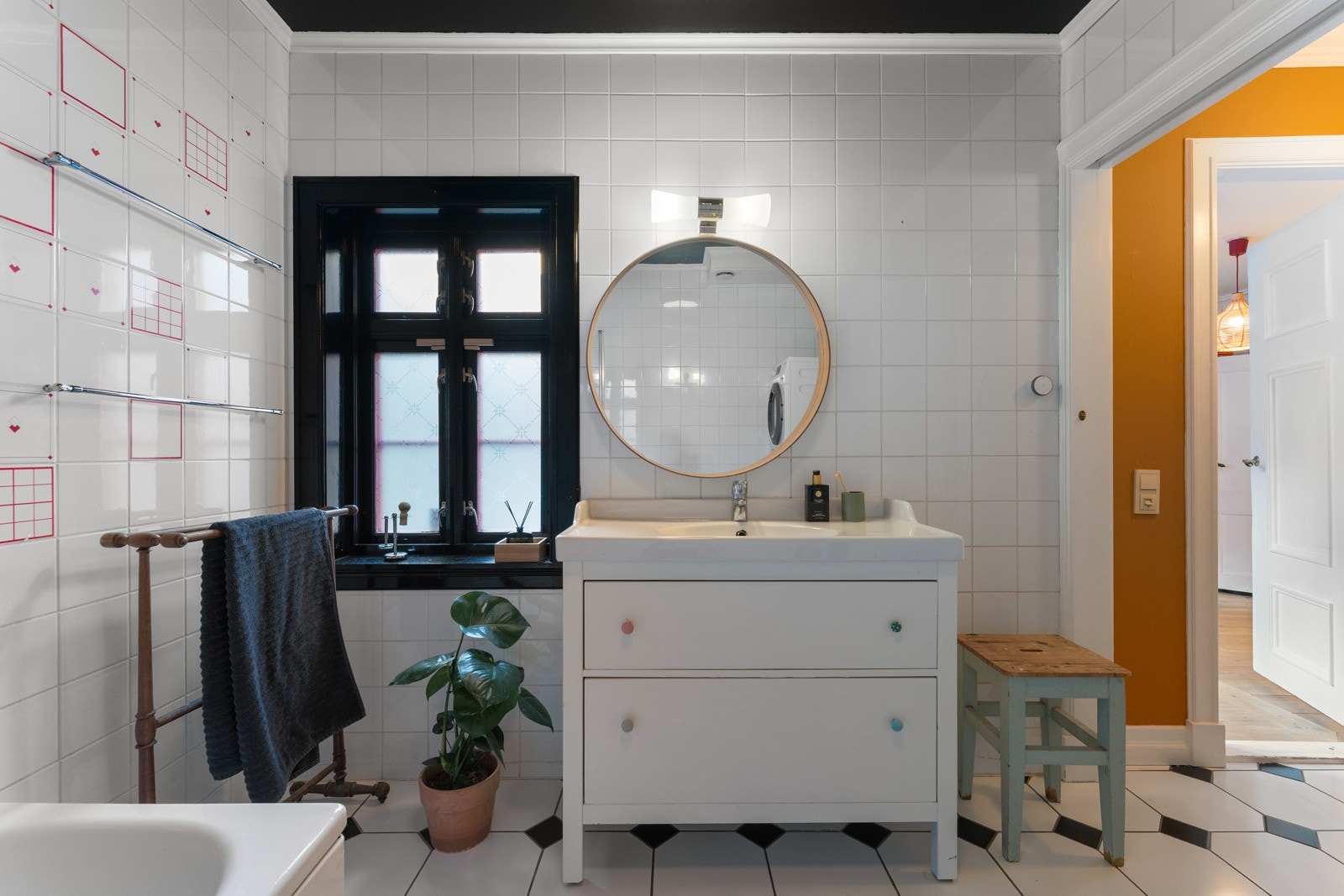 Vinduet ser ut mot den private bakgården Galleribilde