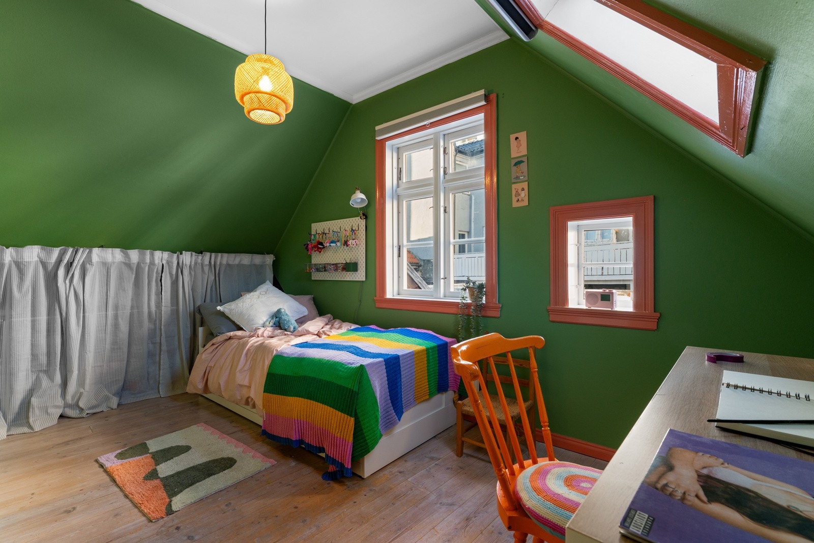 Her er det også takvindu som gir godt med naturlig lysinnslipp Galleribilde