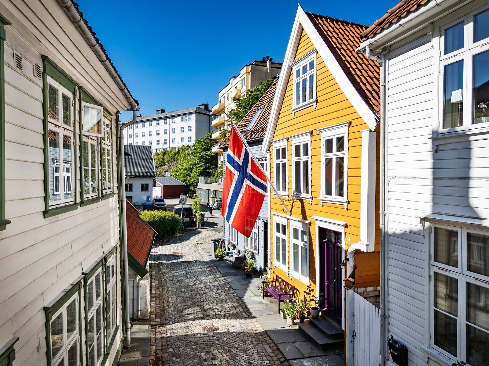 Eierne her flagger stolt på merkedagene, som man ser og bør ved et hus av slikt kaliber og betydning Galleribilde