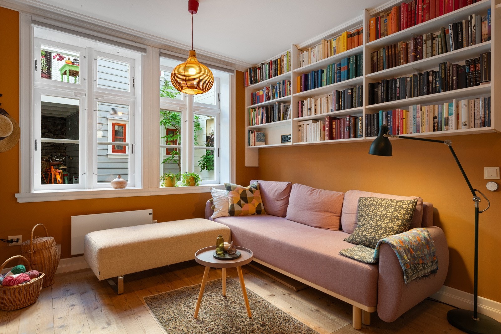 Folketellingen fra 1919 viser at hele 26 mennesker en gang hadde sitt hjem i dette huset som overlevde bybrannen i 1702 Galleribilde