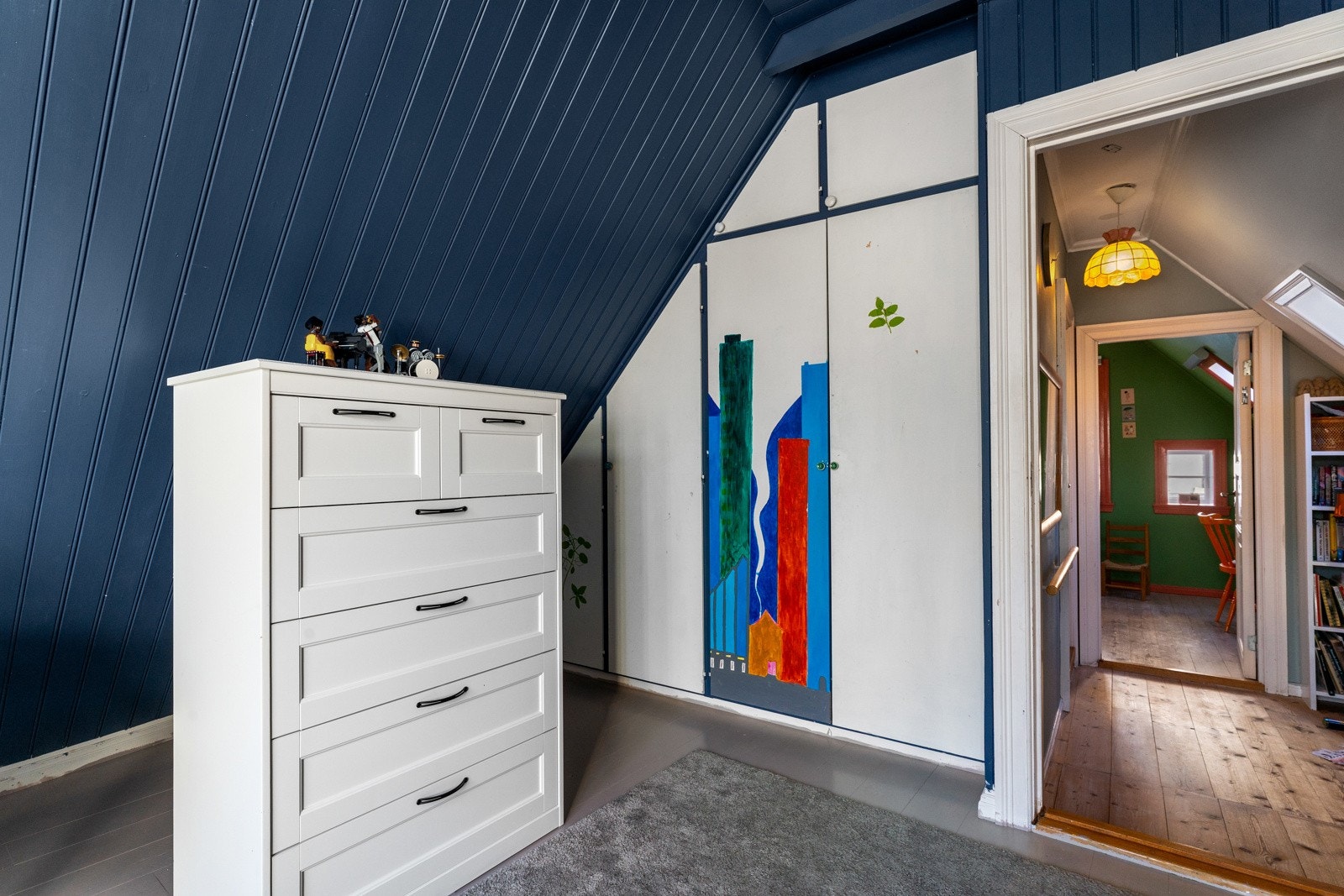 Integrert garderobeløsning og plass til både pult, stor seng og mer skapplass Galleribilde