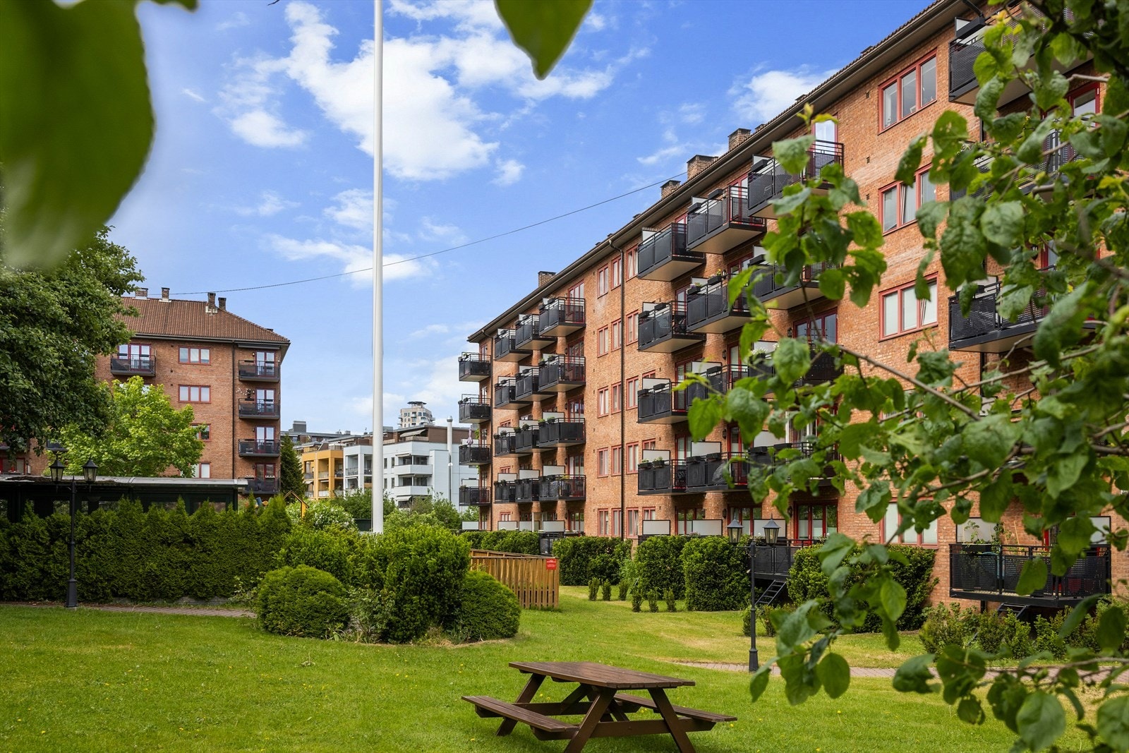 Borettslagets grøntarealer er svært godt opparbeidet med både plommetrær, epletrær, pæretrær.Inne på borettslagets tomt er det svært stille og rolig, samtidig som beliggenheten er svært sentral. Galleribilde