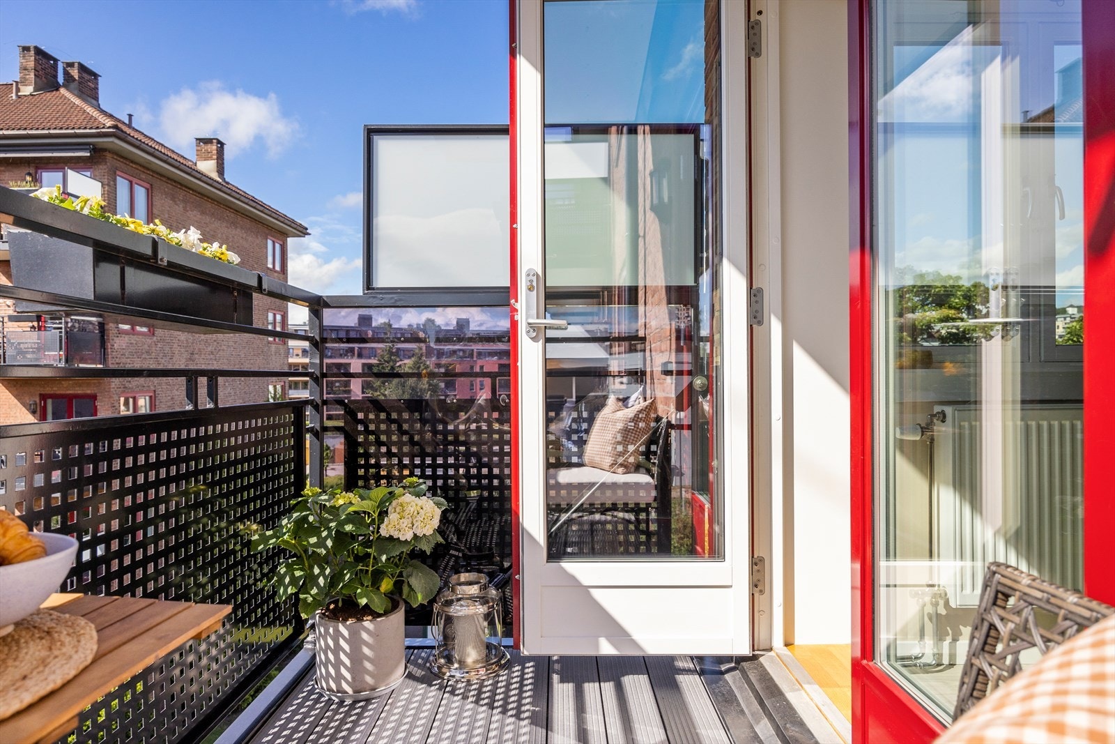 I vår- og sommerhalvåret blir balkongen en naturlig forlengelse av stuen, perfekt for hyggelige stunder med familie og venner. Galleribilde