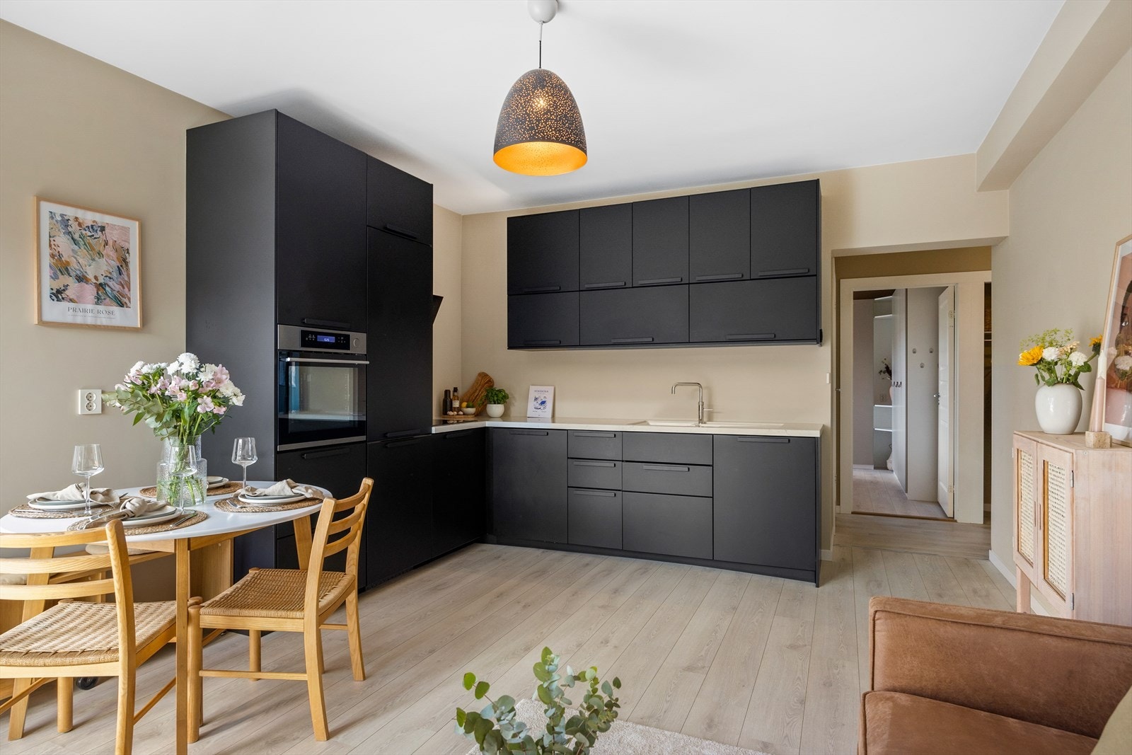 Kjøkkeninnredning er fra IKEA(2017) og har glatte fronter med god skap og benkeplass. Galleribilde