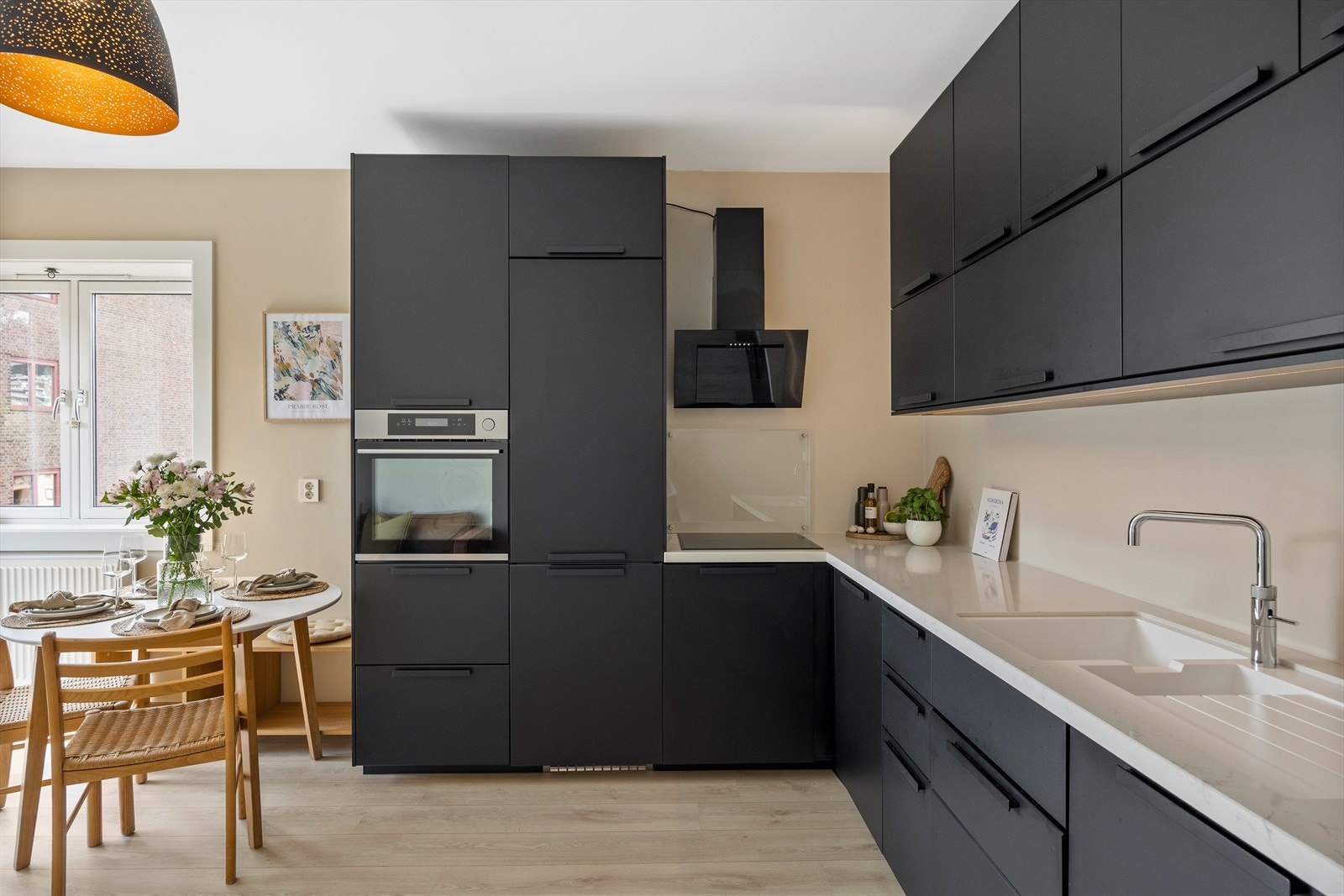 Videre er det hvitevarer med platetopp, stekeovn og oppvaskmaskin, og kjøle/-fryseskap. Galleribilde