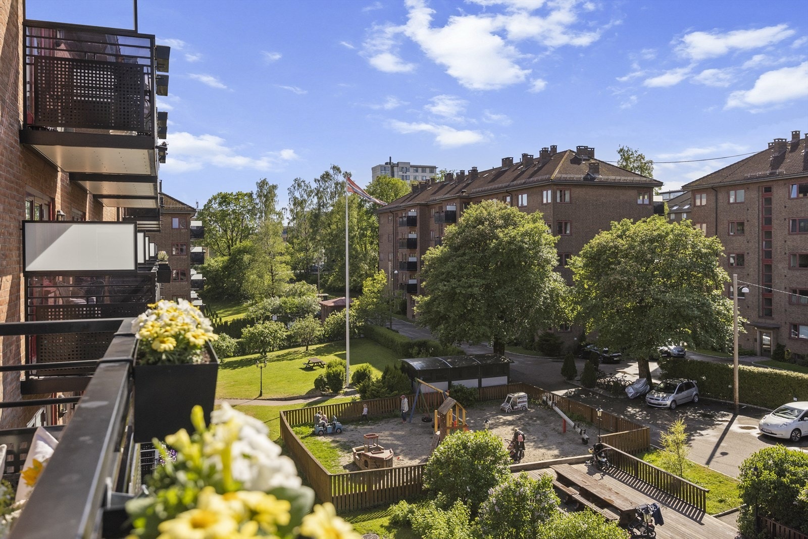 Rolig og tilbaketrukket utsyn fra balkongen Galleribilde