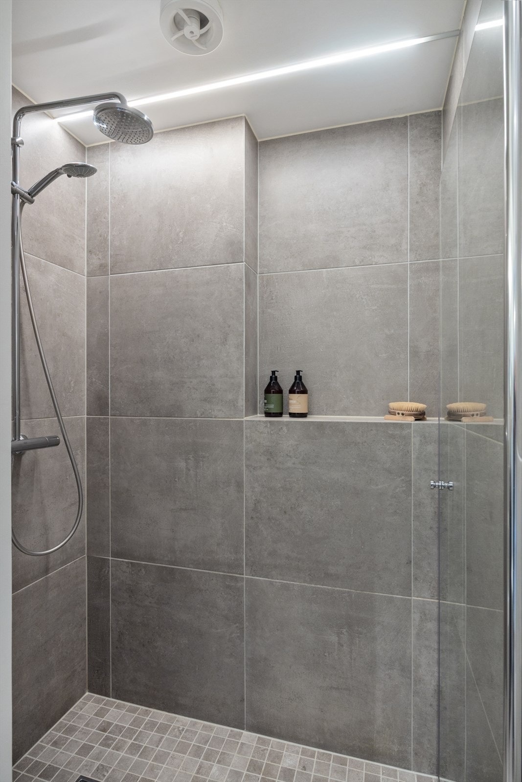 Baderommet er innredet med klosett, servant skap med glatte, folierte fronter, speil og dusjhjørne. Galleribilde