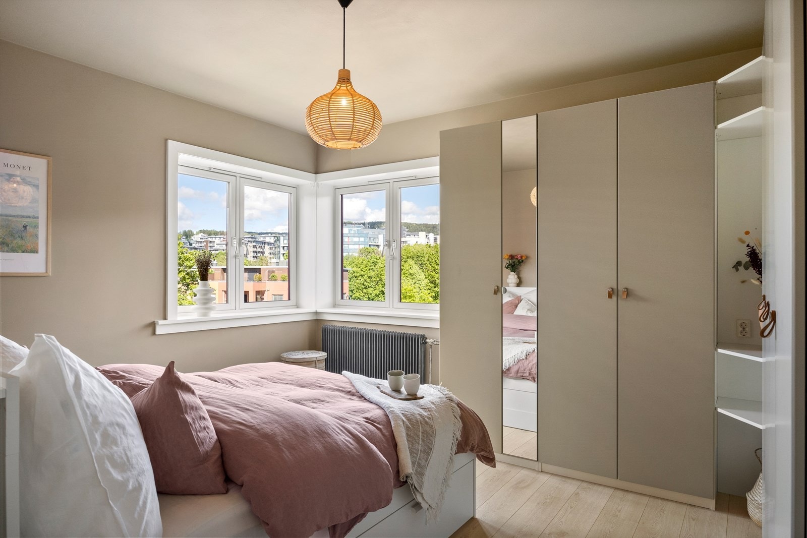 Romslig hovedsoverom med stor garderobeløsning. Galleribilde