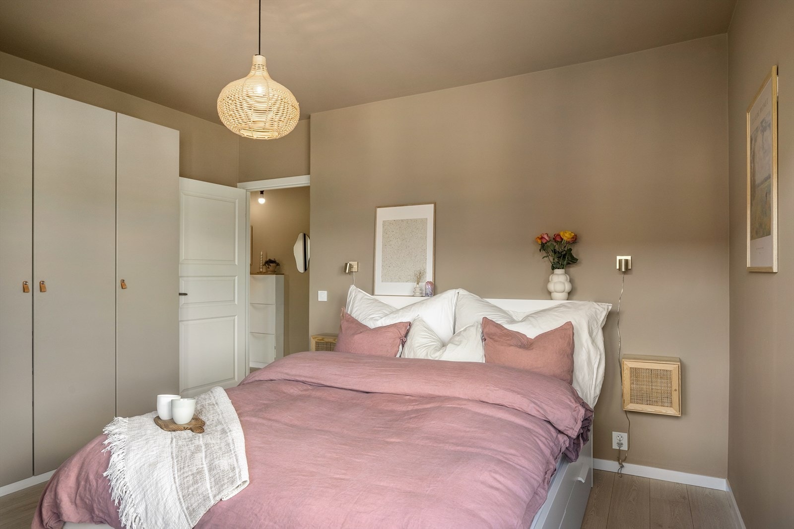 God plass til dobbeltseng og nattbord. Soverommet er vendt mot rolige fellesområder, som skaper en behagelig atmosfære. Galleribilde