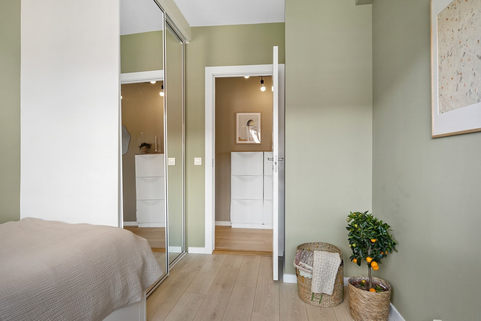 Soverommet vender mot rolige fellesarealer, og rommet er perfekt som både barnerom, gjesterom, "walk in closet", bod eller fungerer utmerket som et kontor. Galleribilde