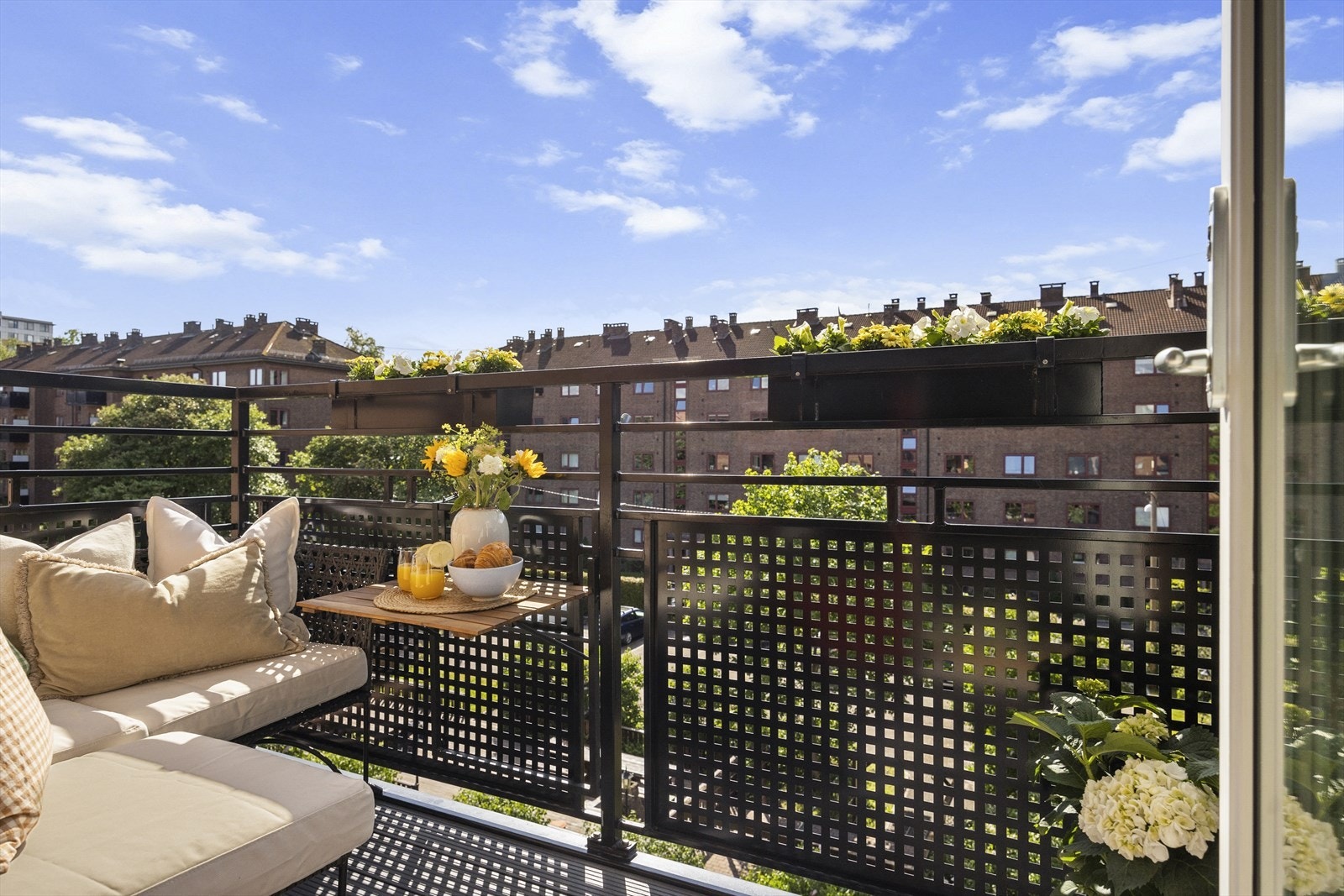 Her kan du enkelt skape en koselig uteoase med utemøbler, beplantning og gass-/elektrisk grill. Galleribilde