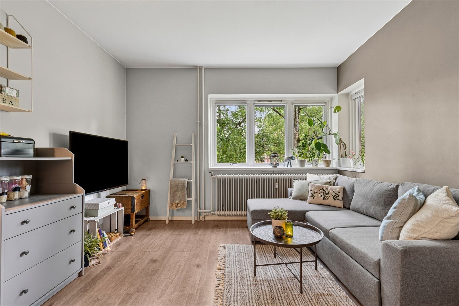 Fra stuevinduene er det koselig utsyn med mye grøntareale Galleribilde