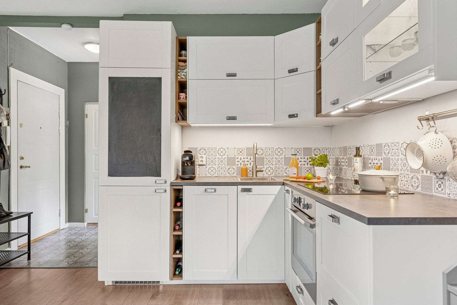 Lyst og pent kjøkken med mye benk- og skapplass Galleribilde