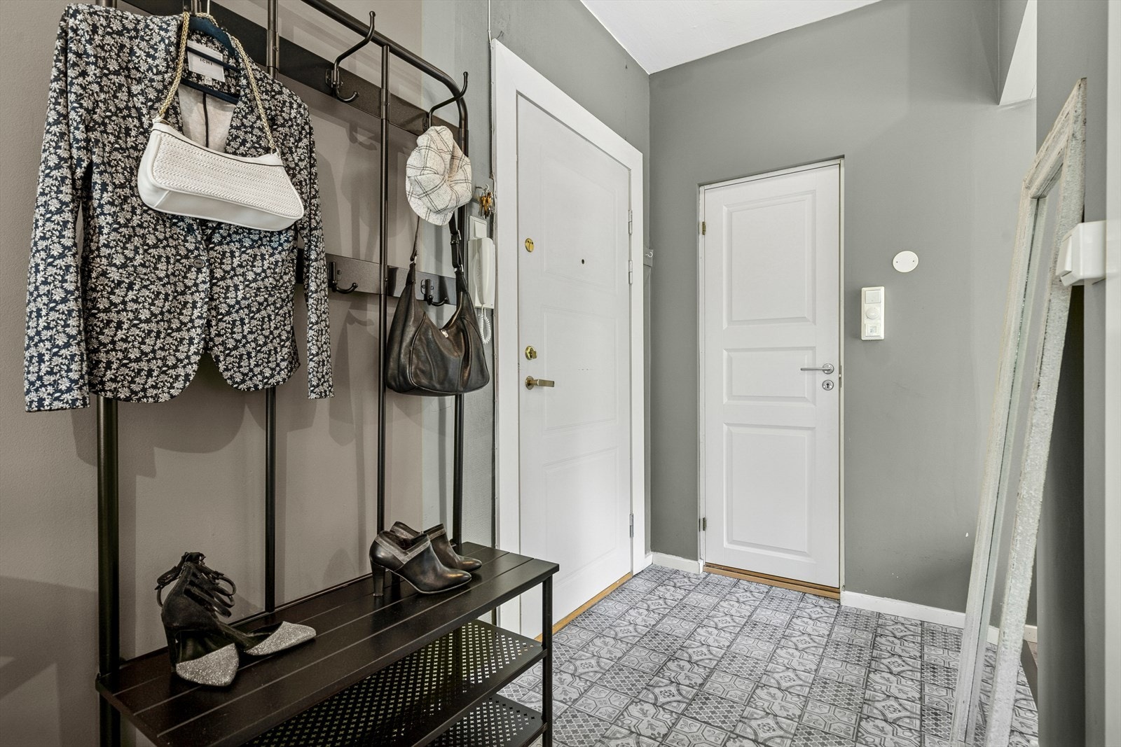 Praktisk løsning i gangen. Her er det god plass til garderobeløsning for oppheng av yttertøy og oppbevaring av skotøy Galleribilde