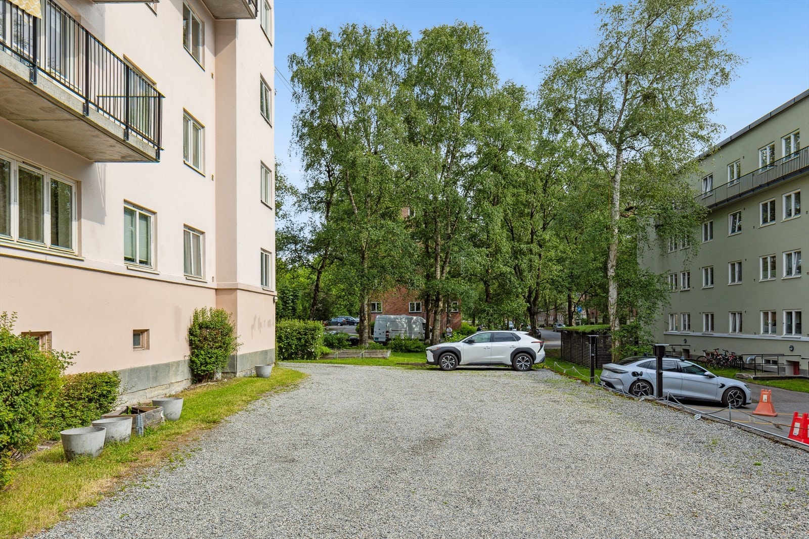 Sameiet har gruset parkeringsplass. Parkeringsplasser leies ut etter venteliste Galleribilde