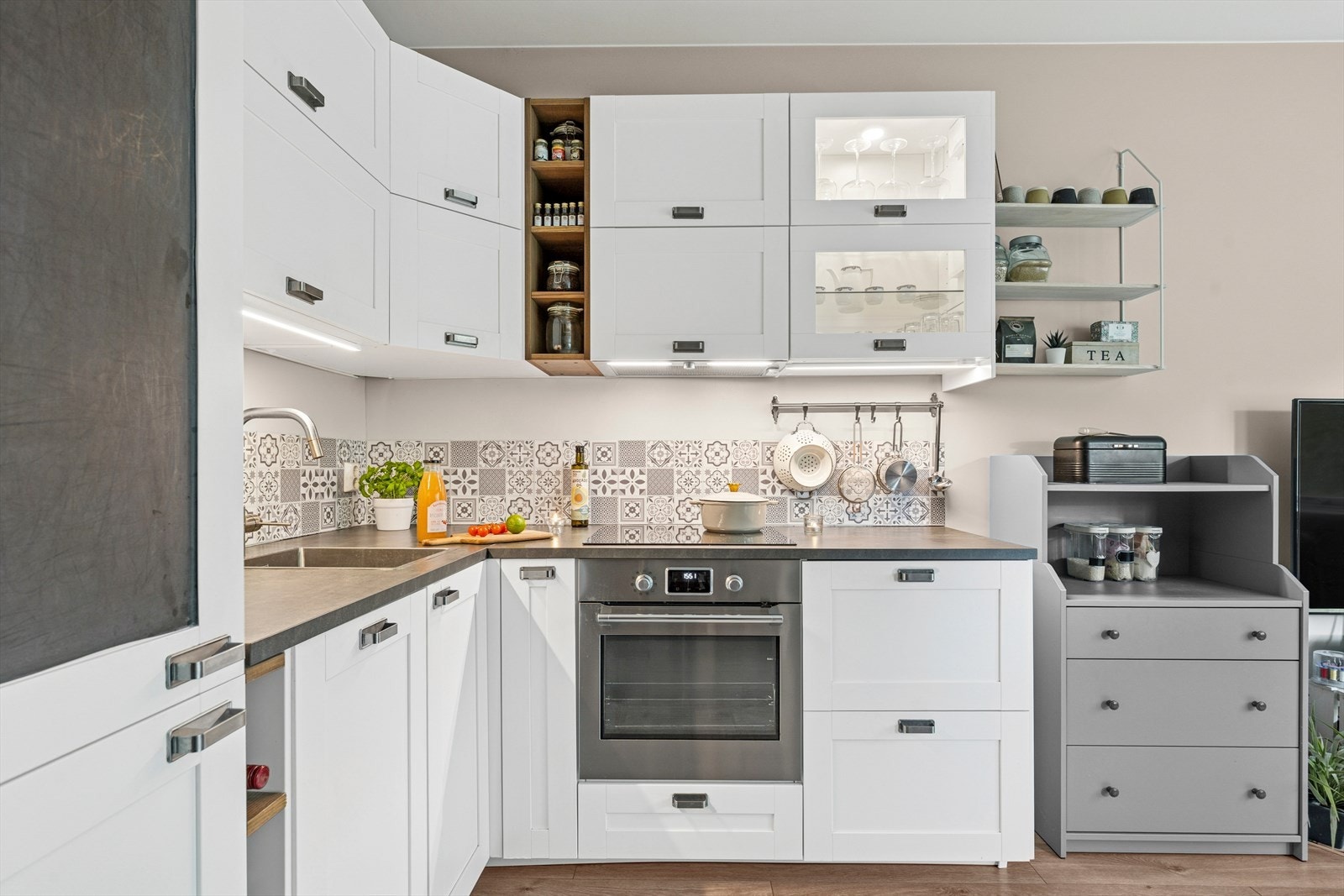 Kjøkkenet har mange praktiske løsninger for lagring. Galleribilde