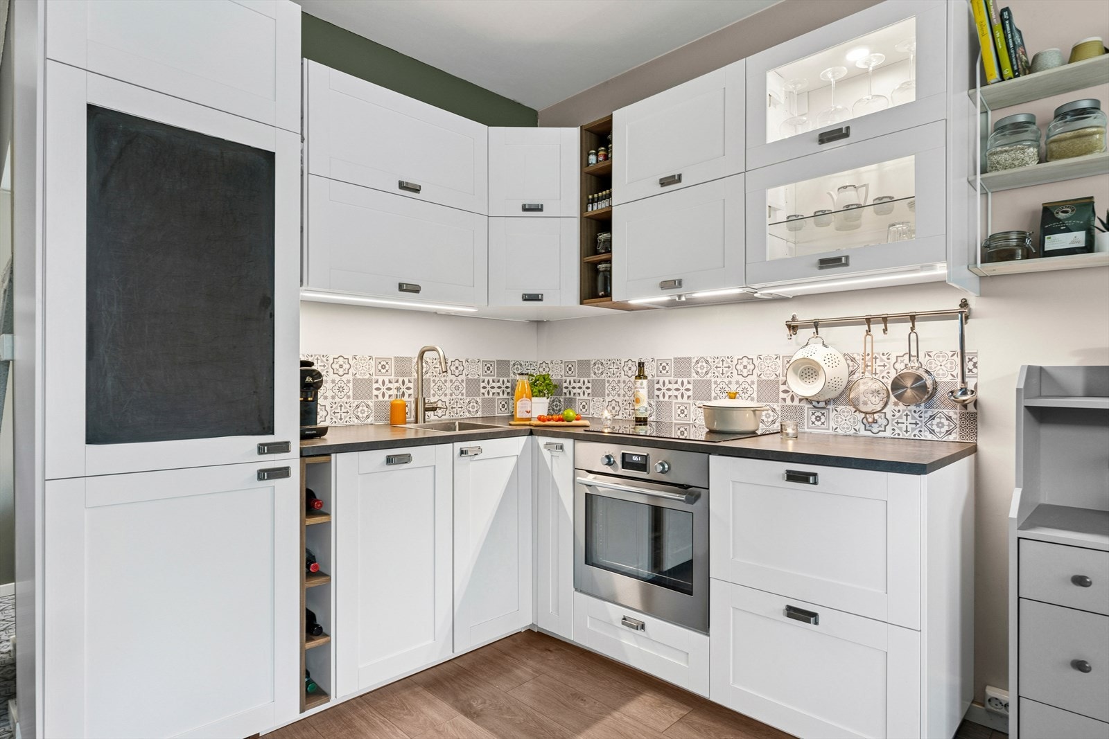 Det er følgende hvitevarer på kjøkkenet: Stekeovn, platetopp, ventilator, oppvaskmaskin og kombiskap Galleribilde