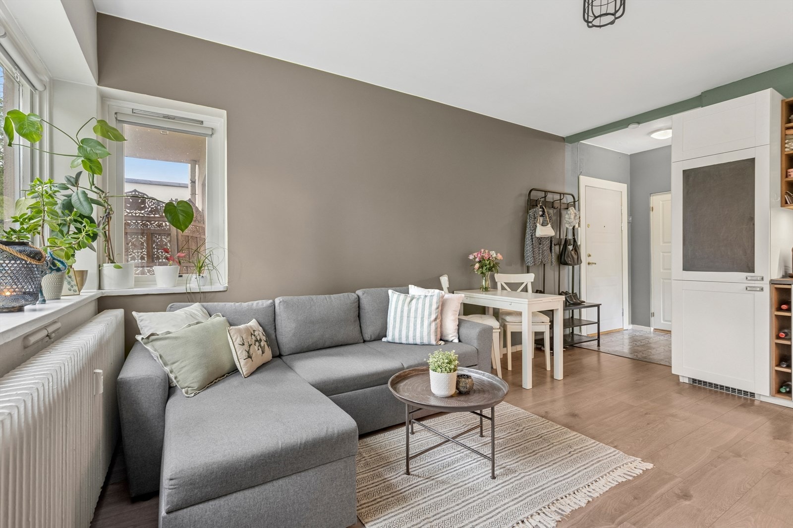 Stuen har godt med dagslys fra flere vinduer Galleribilde