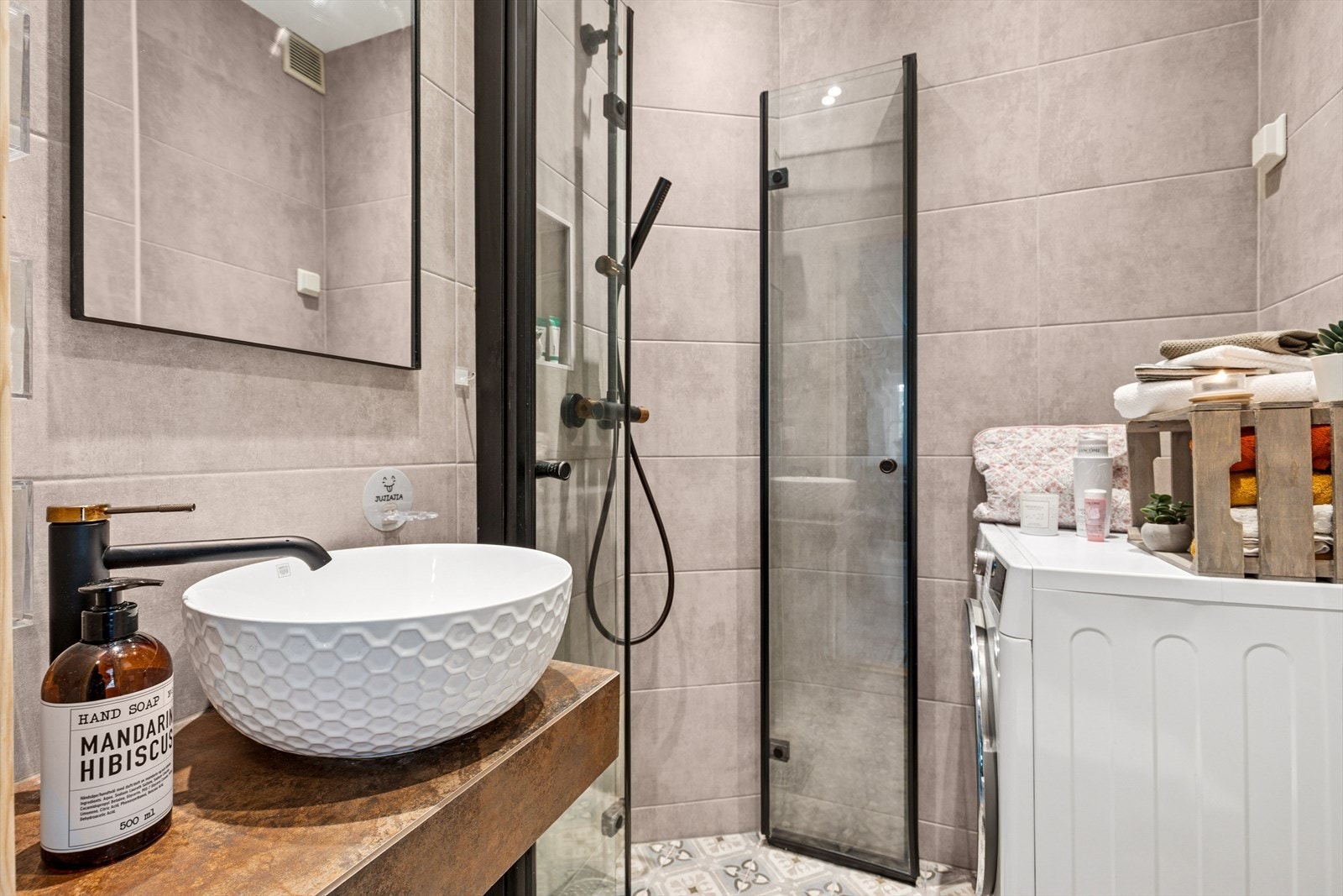 Badet er delikat pusset opp i 2021. Her er praktisk dusjhjørne, plass og opplegg til vaskemaskin, stilig servantløsning og vegghengt toalett Galleribilde