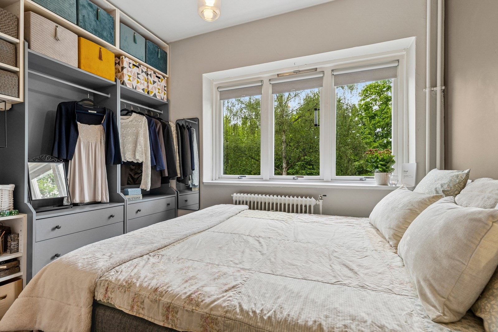 Soverommet har godt med garderobeplass og fin utsikt mot grønne omgivelser Galleribilde