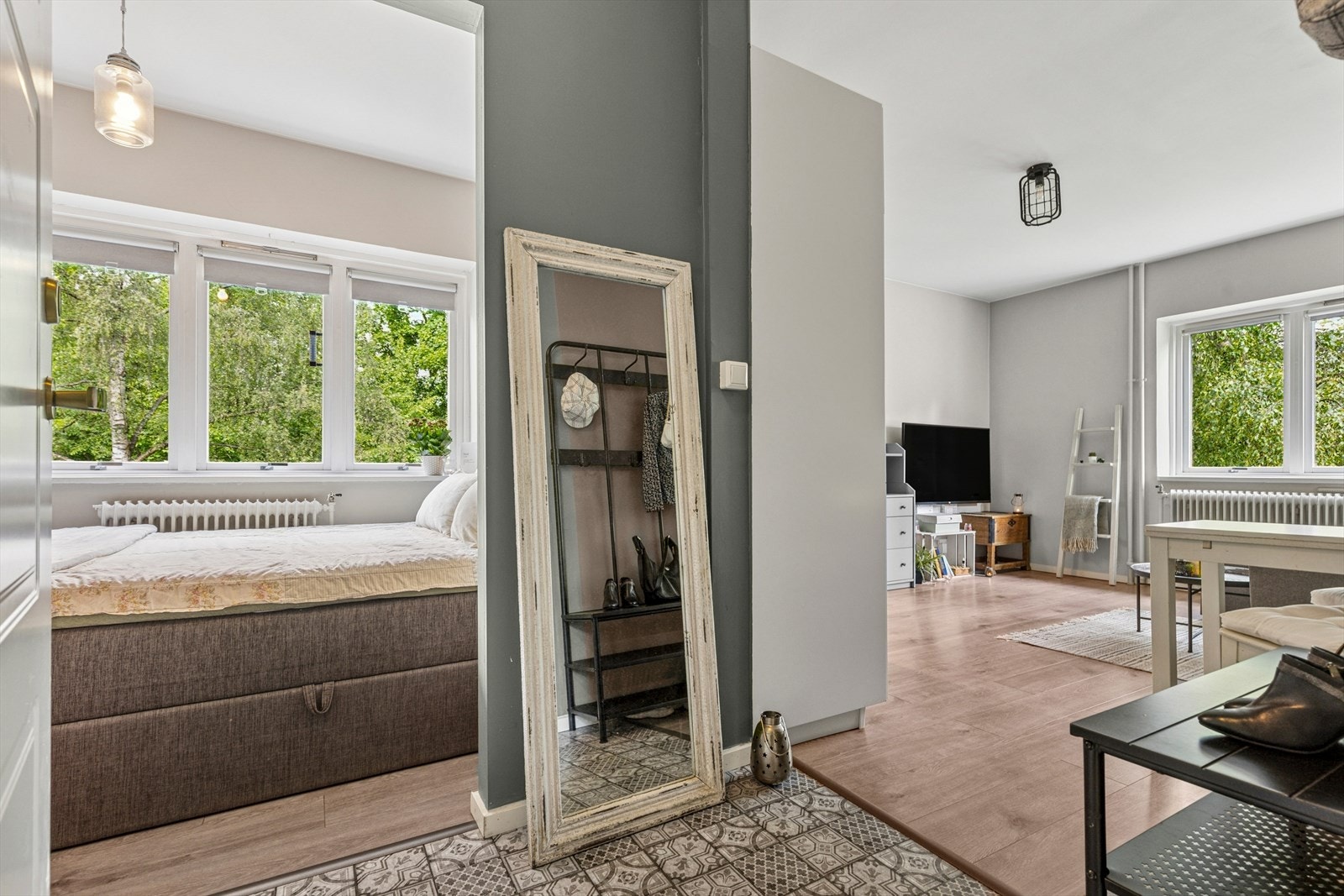 Leiligheten er pent pusset opp i 2021. Det er lagt laminatgulv i stue og soverom, men det finnes helt og pent originalt tregulv under soverom og stue, som er behandlet av nåværende eier. Deler av originalt gulv i gangen måtte fjernes ifb med rørarbeid Galleribilde