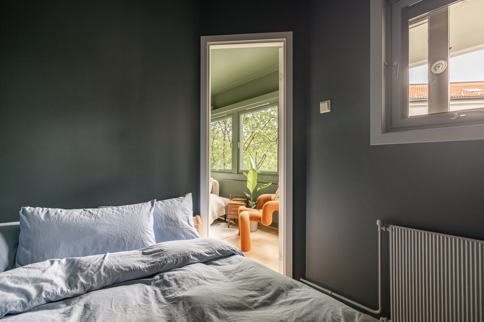 Soverommet har plass til dobbeltseng og garderobeskap Galleribilde